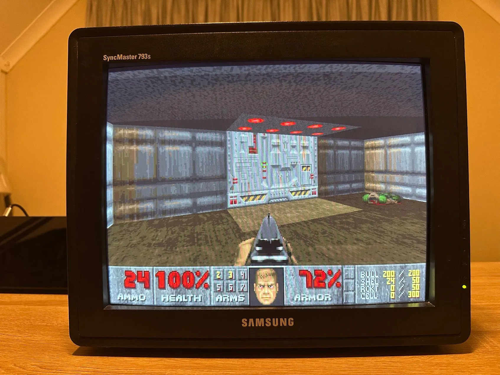 Trò chơi DOOM (1993) đang hiển thị trên một màn hình CRT.