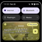 Văn bản phác thảo mới (Outline Text) trong Android 16 Beta 3 so với văn bản không tương phản và văn bản tương phản cao trước đây, minh họa cải thiện khả năng đọc.