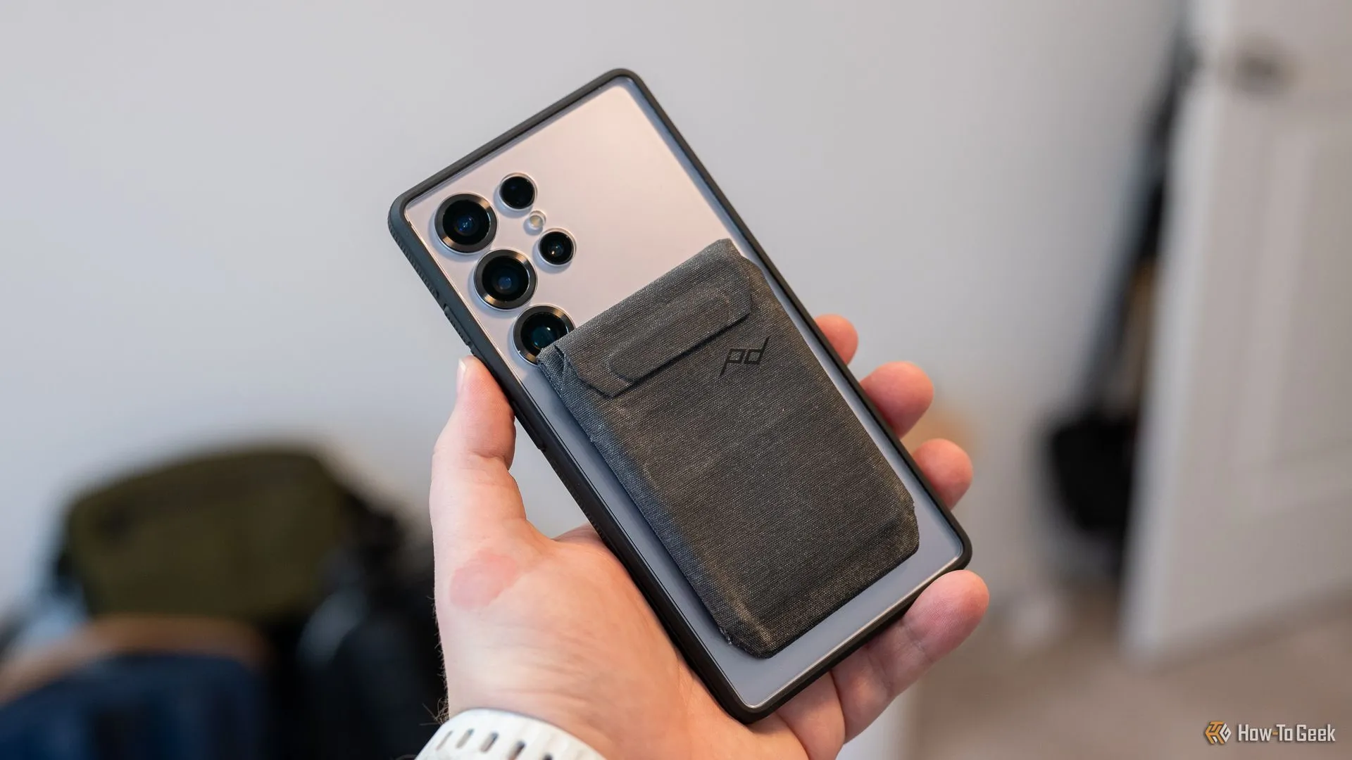 Ví Peak Design Mobile gắn vào ốp lưng dbrand Ghost 2.0 trên Samsung Galaxy S25 Ultra