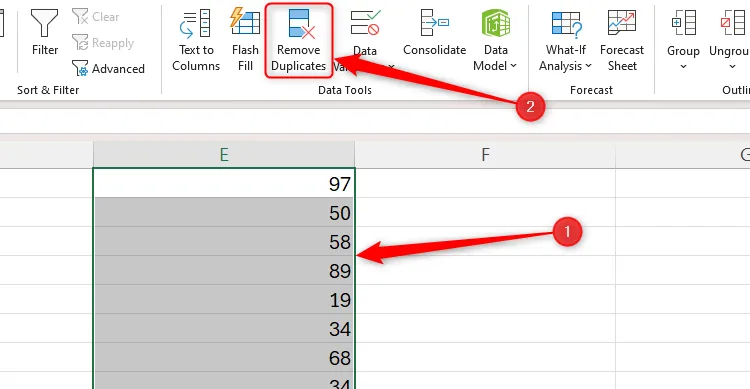 Vùng ô chứa số nguyên trong Excel được chọn với nút &quot;Remove Duplicates&quot; trên tab Data được làm nổi bật