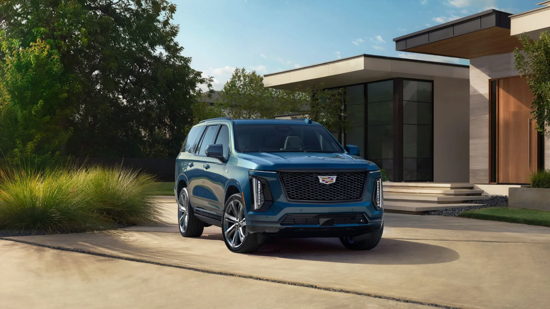 Xe SUV Cadillac Escalade Sport Platinum 2025 màu xanh đậm sang trọng, mẫu xe điển hình bị ảnh hưởng bởi vấn đề tiêu thụ nhiên liệu gia tăng sau giải pháp khắc phục lỗi động cơ V8 của GM.