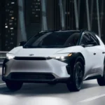 Xe Toyota bZ4X 2025 màu trắng đang lái trên cầu vào ban đêm.